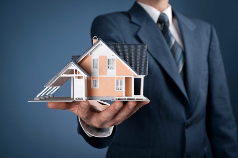 5 Reasons You Should Hire a Property Lawyer When Selling a House – 2023 Guide