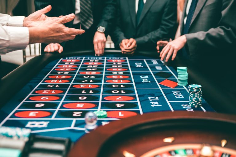 The Pros and Cons of Online Casino and In-Person Gambling – 2023 Review