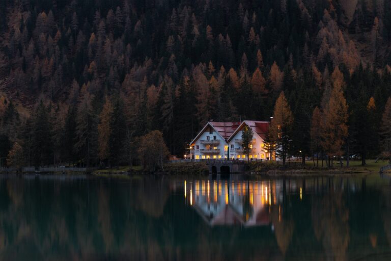 Things to Consider Before Making a Lake House – 2023 Guide