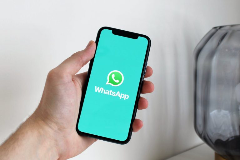 6 Pros and Cons of Using Modified WhatsApp Applications